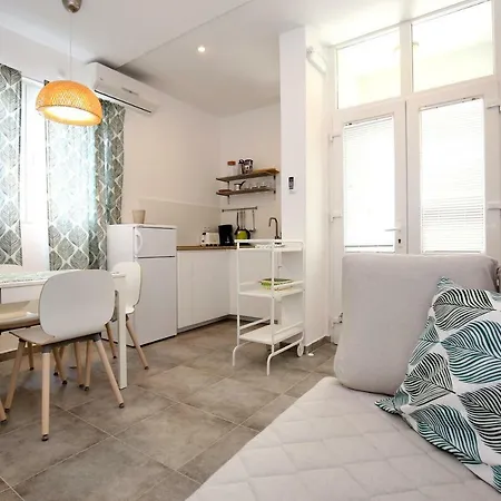 Ines アパート ムルテル